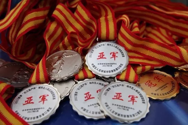 曾经风光的央视主持人，如今沦为阶下囚
